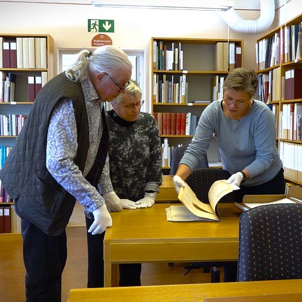 Föreningsarkivet i Östersund lockar många intresserade. Här kikar tre personer i gamla handlingar.
