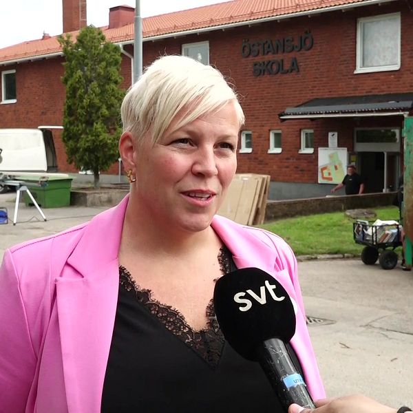Anna Gustafsson rektor på Östansjö skola intervjuas framför skolan