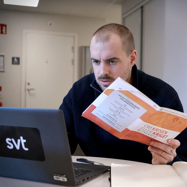 SVT:s reporter Christoffer Urborn läser MSB:s lista och sitter vid dator.