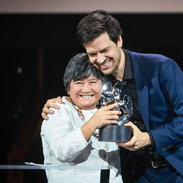 Joan Carling med priset som delats ut av Ole von Uexkull, vd Right Livelihood Award Foundation.