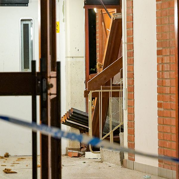 Skador i ett trapphus efter en detonation i ett lägenhetshus i Lund.
