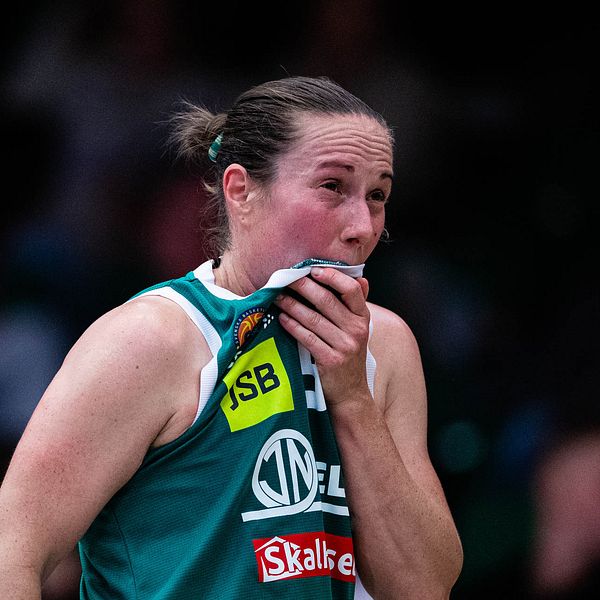 Basketspelaren Elin Eldebrink deppar under en match.