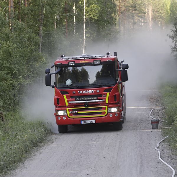 Brandbil körandes i skogen vid en brand