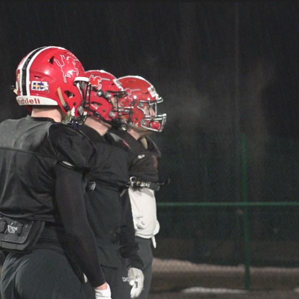 Tre av spelarna i Carlstad Crusaders andas ut på sidlinjerna innan nästa övning börjar