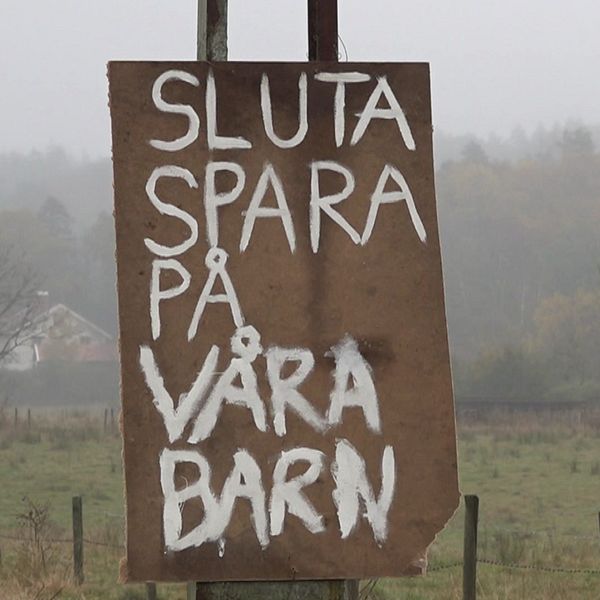 Skylt där det står att man skall sluta spara på barnen.