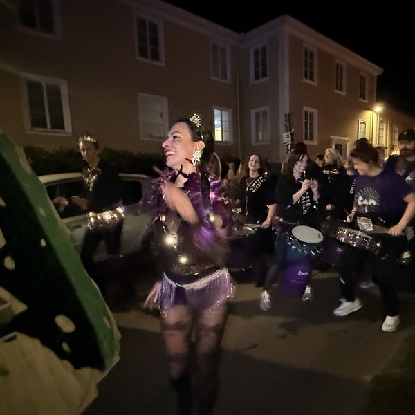 Sambadansare i Karneval Grandiosa tågar genom Kalmar på kvällen