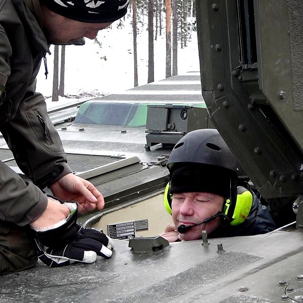 Försvarsminister Pål Jonsson i en CV90 Nordenåsen, Hägglunds