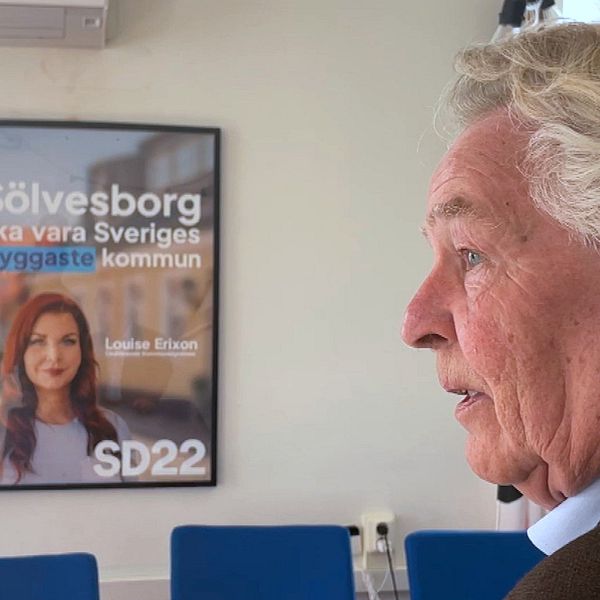Affisch för Sverigedemokraterna i Sölvesborg med slogan och partilogo. En man i förgrunden.