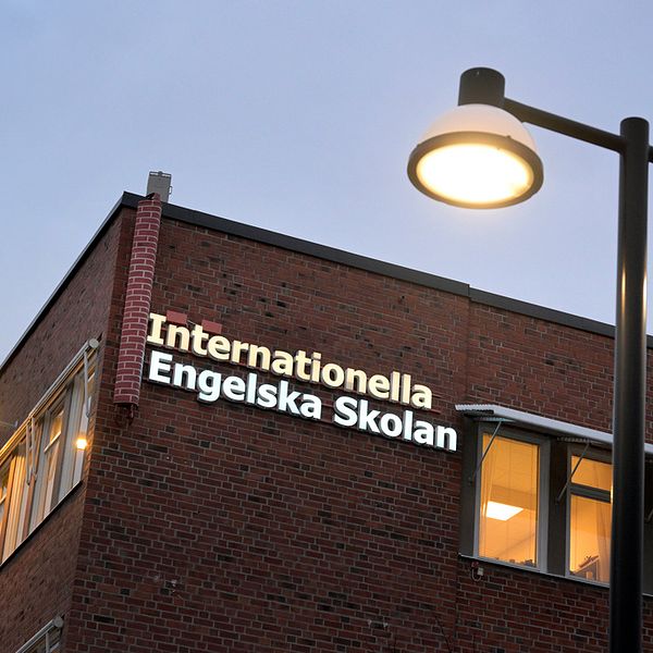 En husfasad med skylten Internationella Engelska Skolan