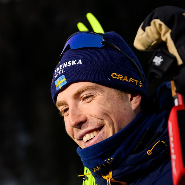 William Poroma i blå mössa och glasögon.