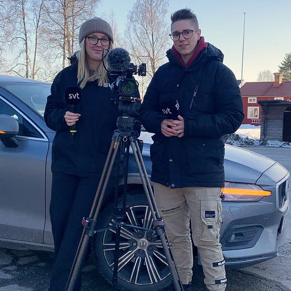 Stina Ahlinder och Sara Carlzén står vid bilen i Kölsillre i Ånge kommun.