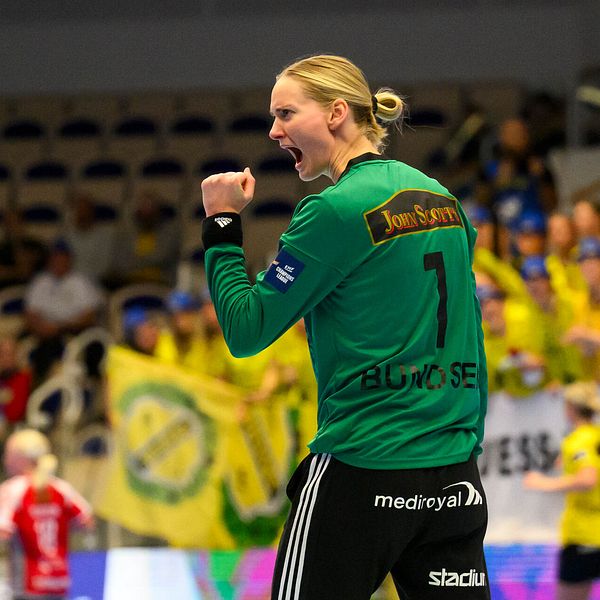 Johanna Bundsen jublar med de medresta fansen i bakgrunden.