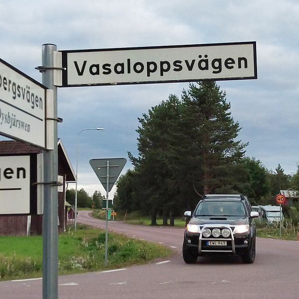 Korsning med vägskyltar, bland annat skylt med Vasaloppsvägen