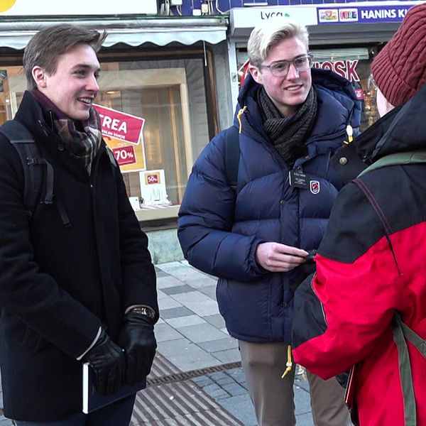 Colin och Ryan är missionärer från Utah, de pratar med en kvinna på Kungsgatan i Eskilstuna.