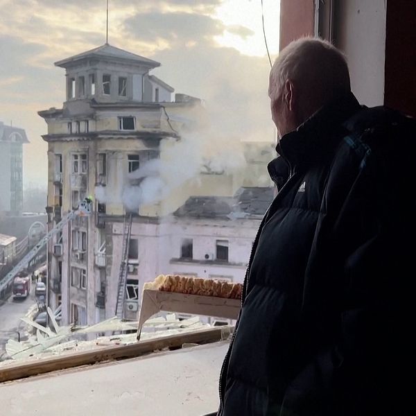 Kievbon Volodymyr ser ut över en rykande byggnad efter ett luftangrepp mot Kiev.
