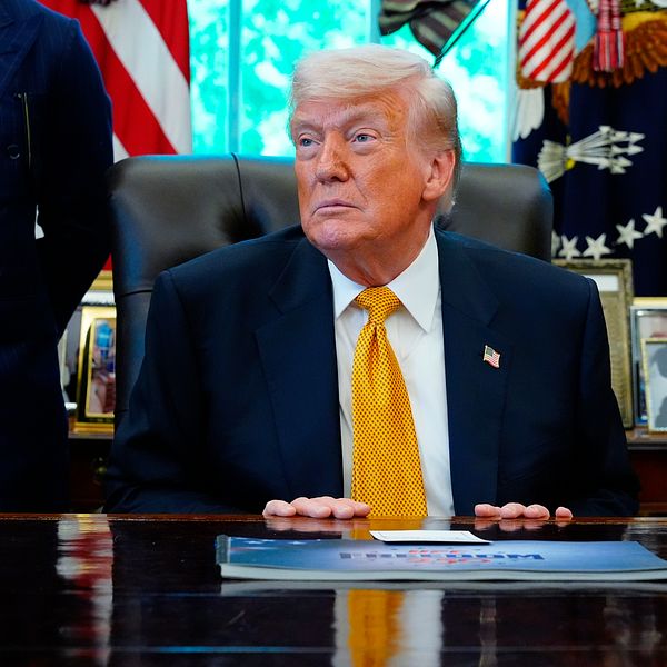 Donald Trump vid skrivbordet i Ovala rummet