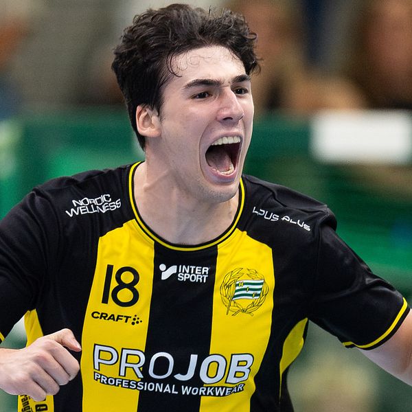 Vasco Costa i svart-gul tröja firar på planen under match. Publik i bakgrunden.