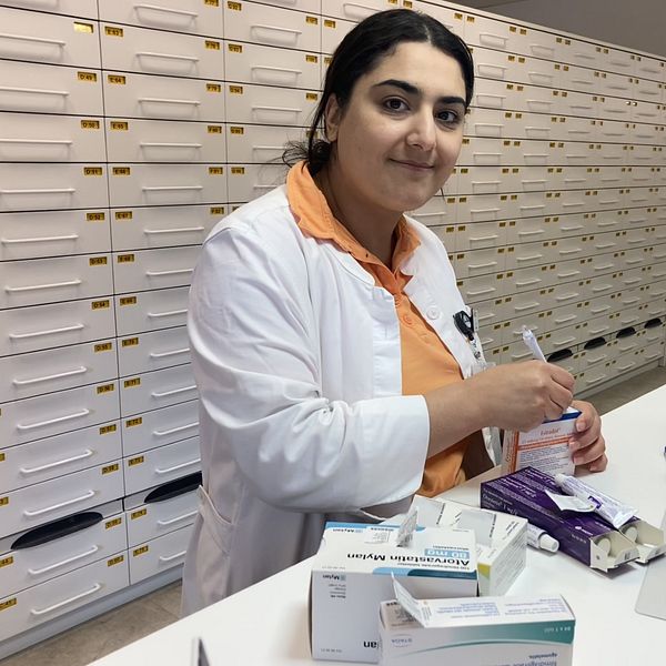 Det är brist på läkemedel i Sverige. Sara Elami är receptarie på ett apotek i Hudiksvall.