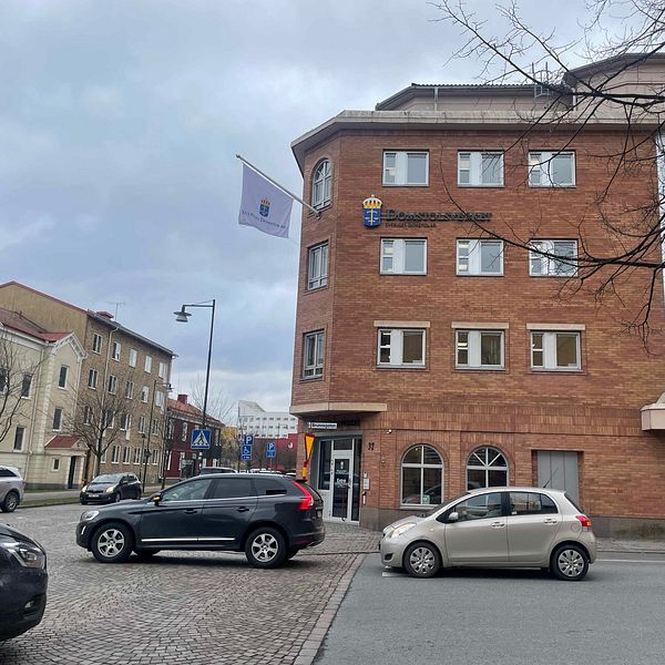 Exteriören på Domstolsverket i Jönköping. Framför syns flera bilar som kör förbi byggnaden