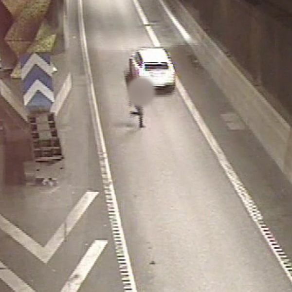 En man springer i i Björktunneln vid Gullmarsplan i Stockholm efter en skottlossning.