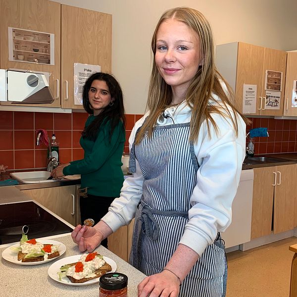 Två högstadieelever lagar mat i hemkunskapen