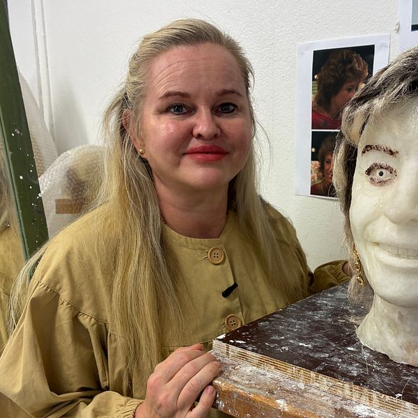 Hanna Beling bredvid originalet till bronsskulpturen av Lill-Babs