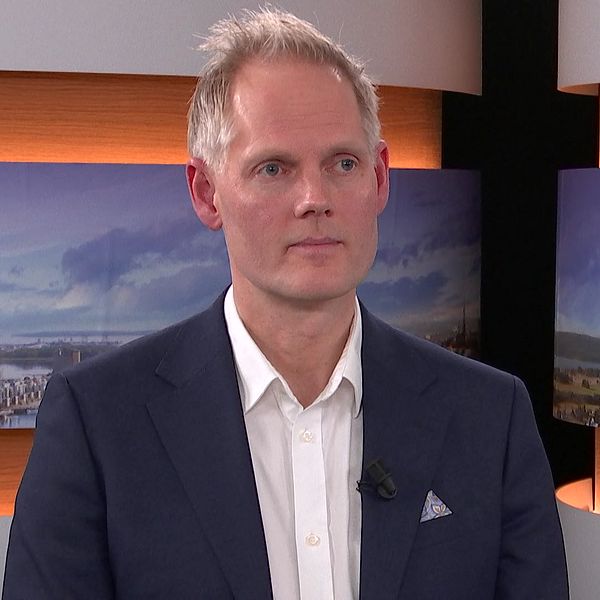 På bilden syns Marcus Matteby, Sundsvalls kommuns IT-direktör. Han står i SVT Västernorrlands studio.