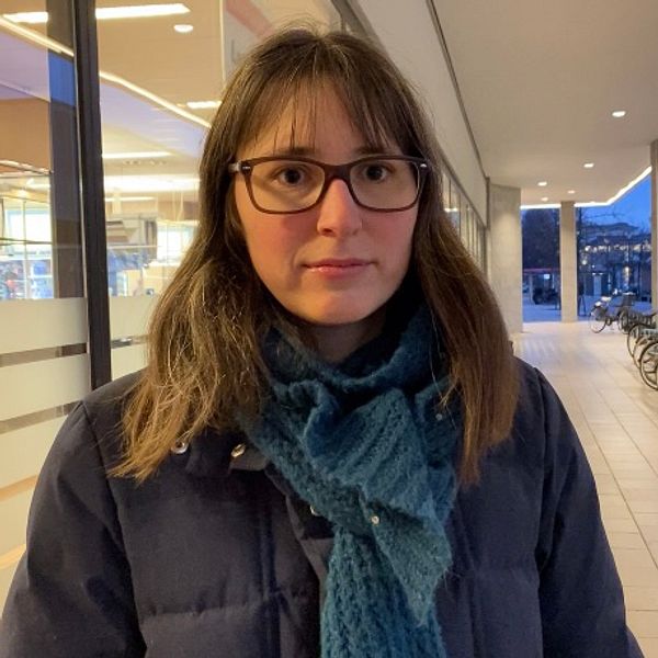 Maria Nelenius står utanför en butik.