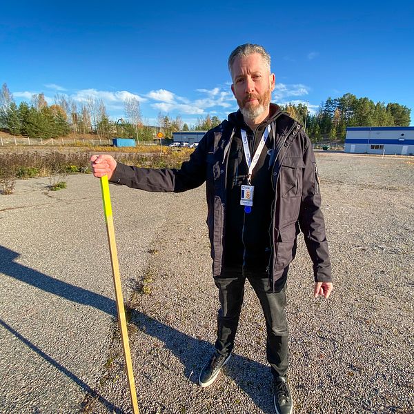 Marcus Tilja håller en pinne som markerar var det nya vattenverket i Valbo ska byggas.
