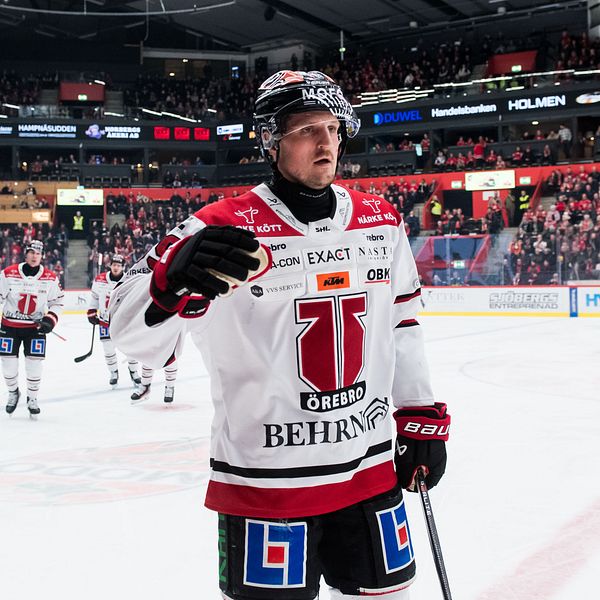 Ishockeyspelare från Örebro HK på isen under en match. Publik i bakgrunden.