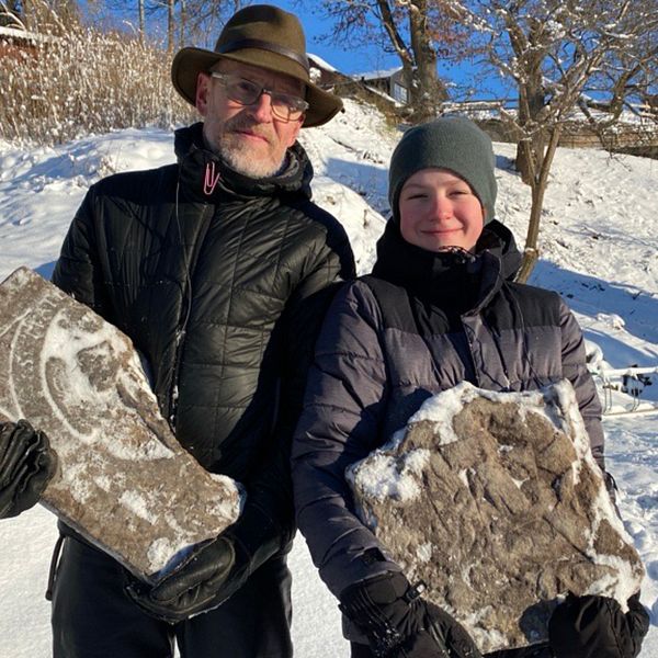Jan Svensson och Arvid Svensson med två gravstenar
