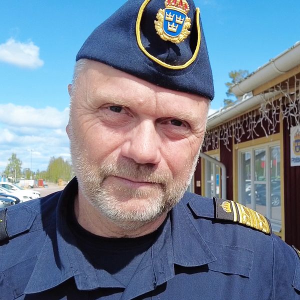 En man med grått skägg, Niclas Hallgren, har polismössa på sig utanför Sälens polisstation.