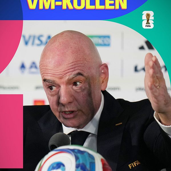 Gianni Infantino talar vid presskonferens inför VM med en fotboll i förgrunden