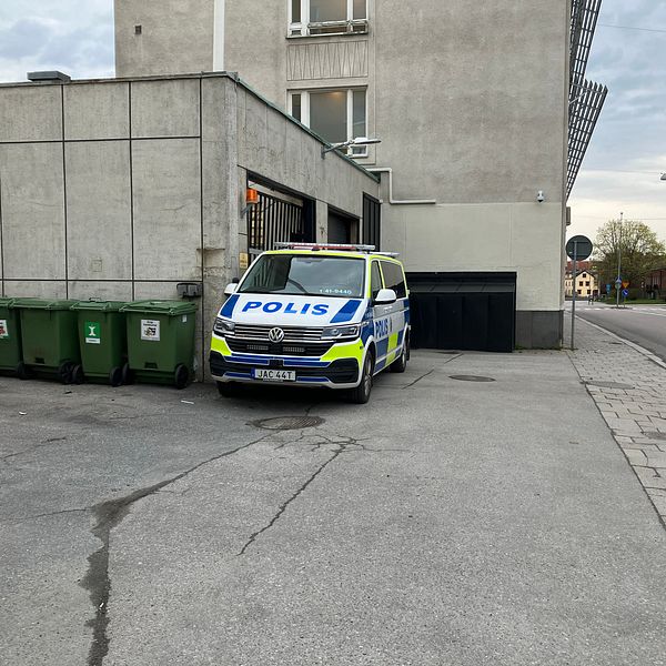 Polisbil står framför grind vid polishuset i Eskilstuna