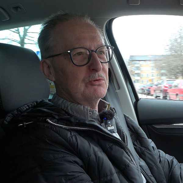 Taxiföraren Sven Gunnar kör taxi medan han pratar med SVTs reporter Evindar Akdogan.