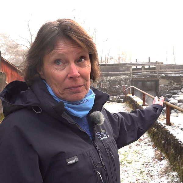 Fiskekonsulenten Elisabeth Thysell vid dammen i Okome.