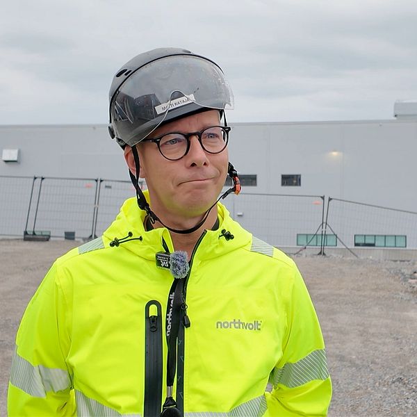 Northvolts kommunikationschef Matti Kataja står utanför fabriken.