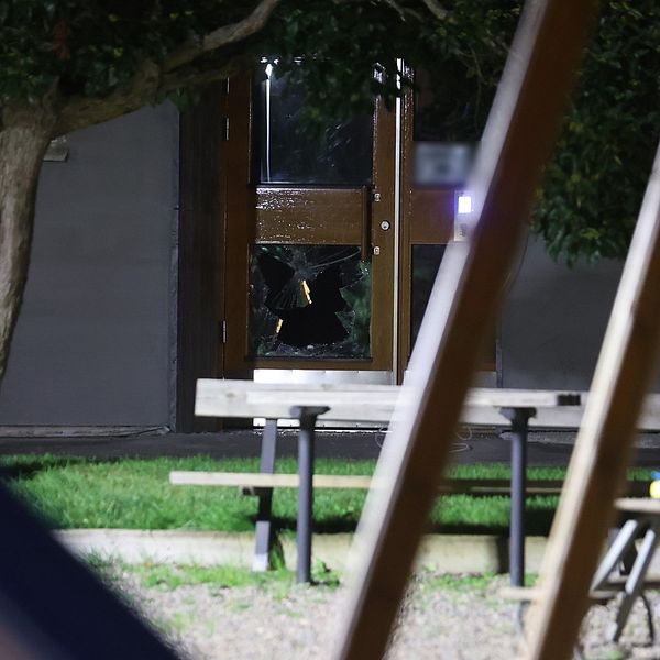 Bild på lekplats framför flerfamiljshus där skottlossning inträffat