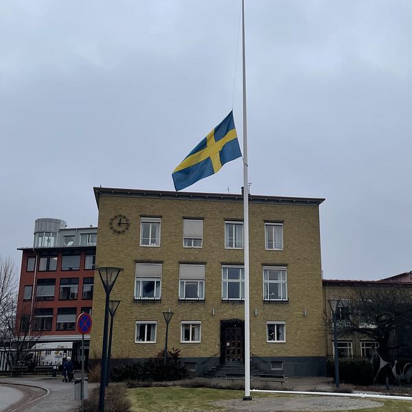Flagga på halvstång utanför Kumla kommunhus.