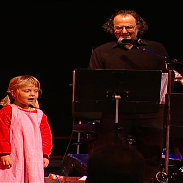 barn på scenen tillsammans med Georg Riedel