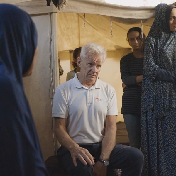 Jan Egeland talar med kvinnor i ett flyktingläger i Deir Al Balah, Gaza.
