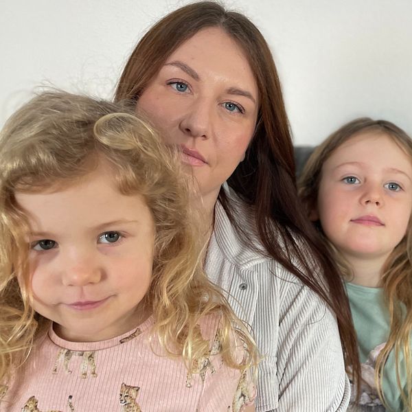 Linda Karlsson sitter hemma hos sina föräldrar med sina två döttrar Celine och Elise.