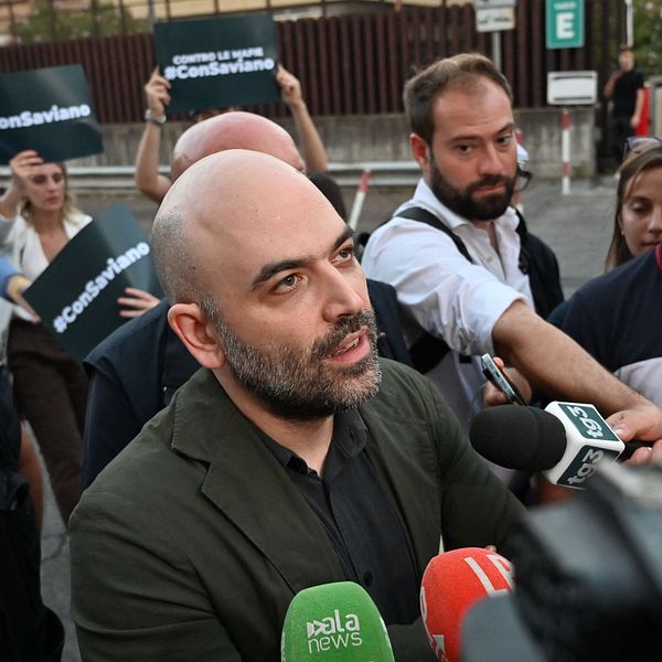 Italienske journalisten Roberto Saviano med press runt omkring sig