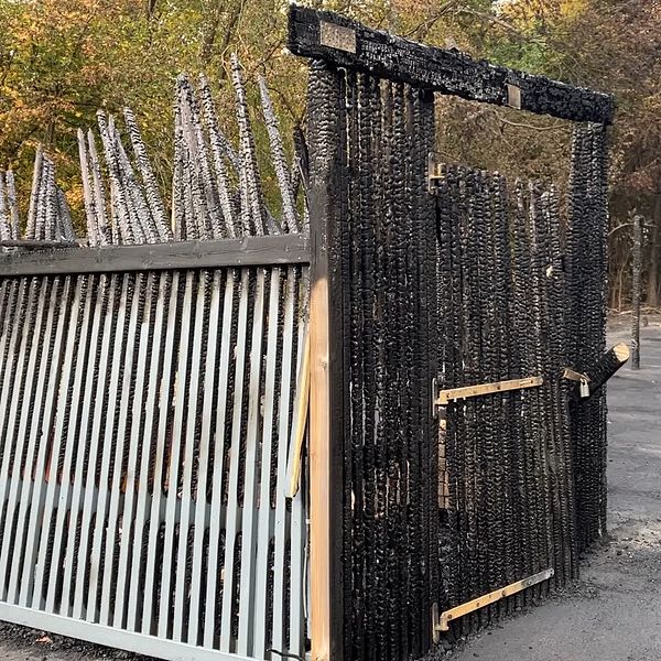 Rester av en brandskadad dörr i Perstorp.