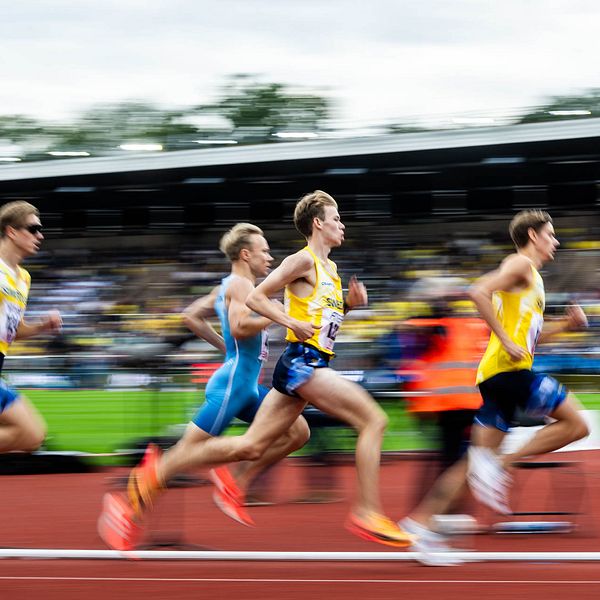 Tre svenska löpare och en finsk springer på en friidrottsbana.