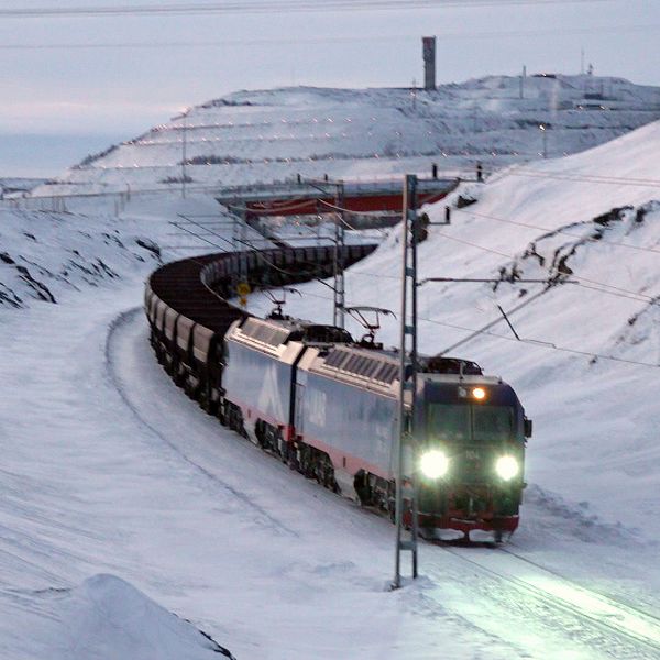 Ett malmtåg kör på Malmbanan.