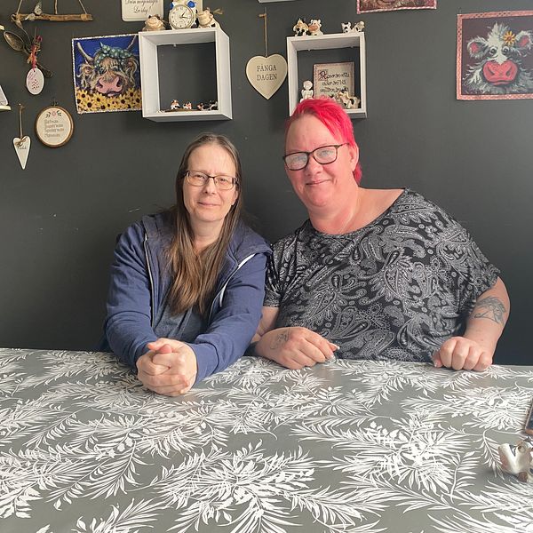 De två mammorna Annika Hedlund Gustafsson och Sara Fastesson som startat facebookgruppen hemmasittare sitter vid köksbordet hemma hos Sara