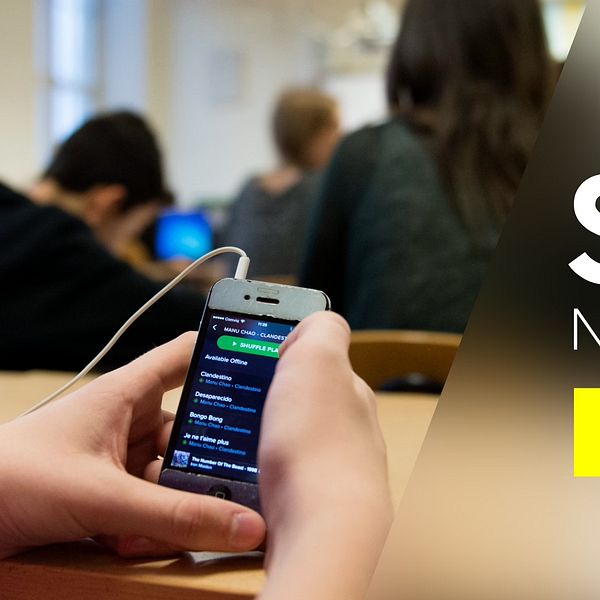 Delad bild. Till vänster: elev med smartphone. Till höger: SVT Nyheter Direkt-logotyp.
