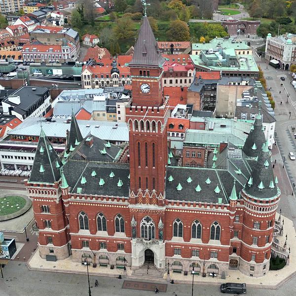 En drönarbild på rådhuset i Helsingborg