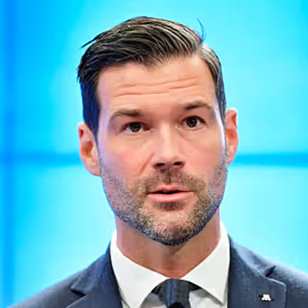 Migrationsminister Johan Forssell (M) intervjuas om kommuners dialog kring återvandring.